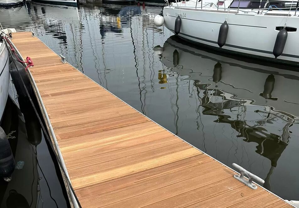 Port Solent Pontoons NW Mixed Content Block 952X664