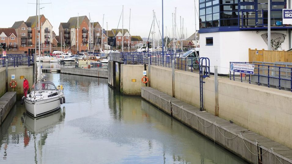 Eastbournesovmarina22112015 0659 NW News Block (1)