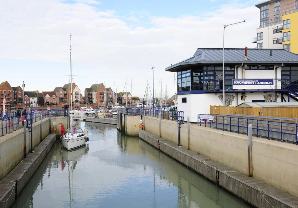 Eastbournesovmarina22112015 0659 NW Mixed Content Block 952X664